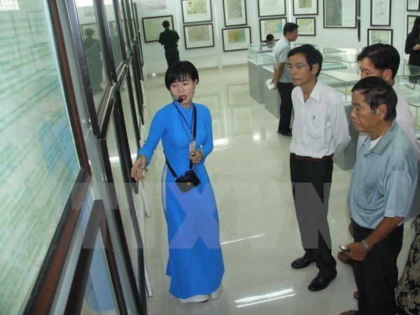 Triển lãm bản đồ và trưng bày tư liệu Hoàng Sa, Trường Sa của Việt Nam tại Long An - ảnh 1